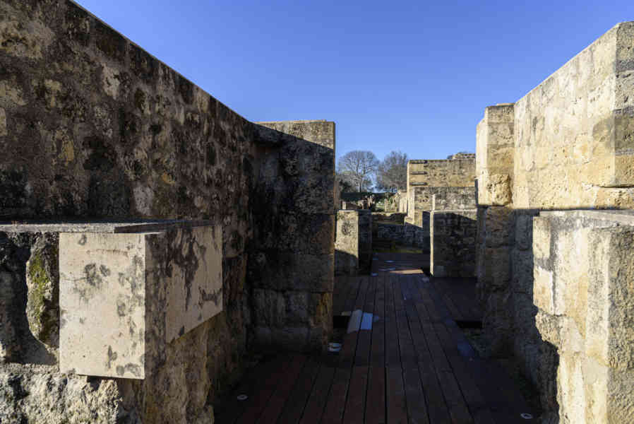 Córdoba - conjunto arqueológico Madinat al-Zahra o ciudad califal de Medina Azahara 14 - cuerpo de Guardia.jpg